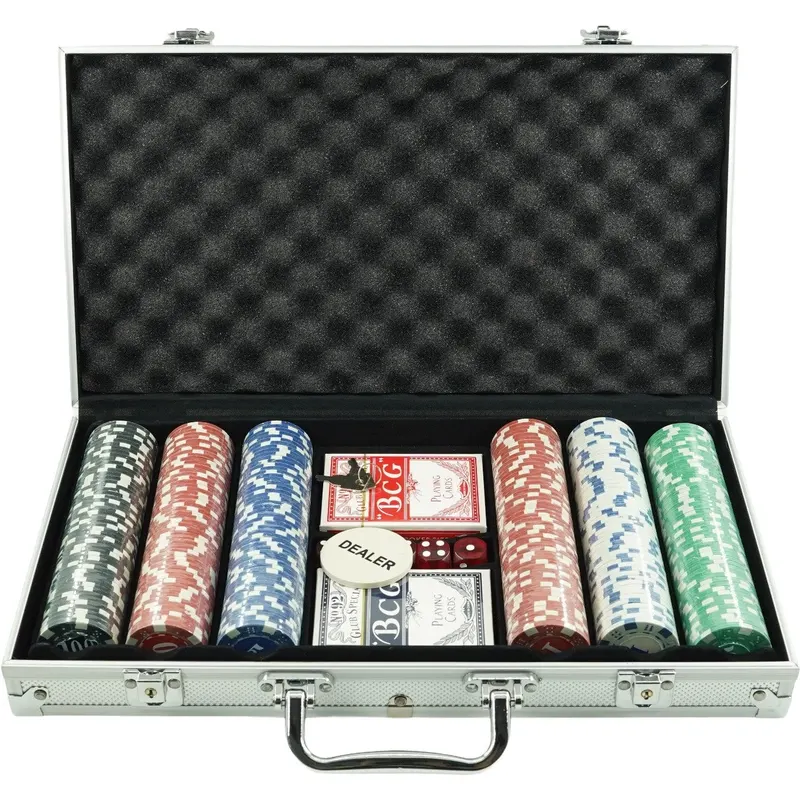 Set de Poker Complex cu 300 de jetoane Flippy, Include 2 seturi de carti, 5 zaruri, Echipat cu servieta de aluminiu cu